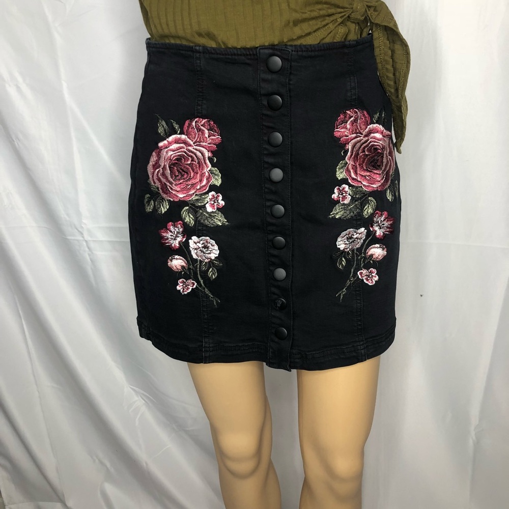 Kendall & Kylie Black Embroidered Floral Skirt